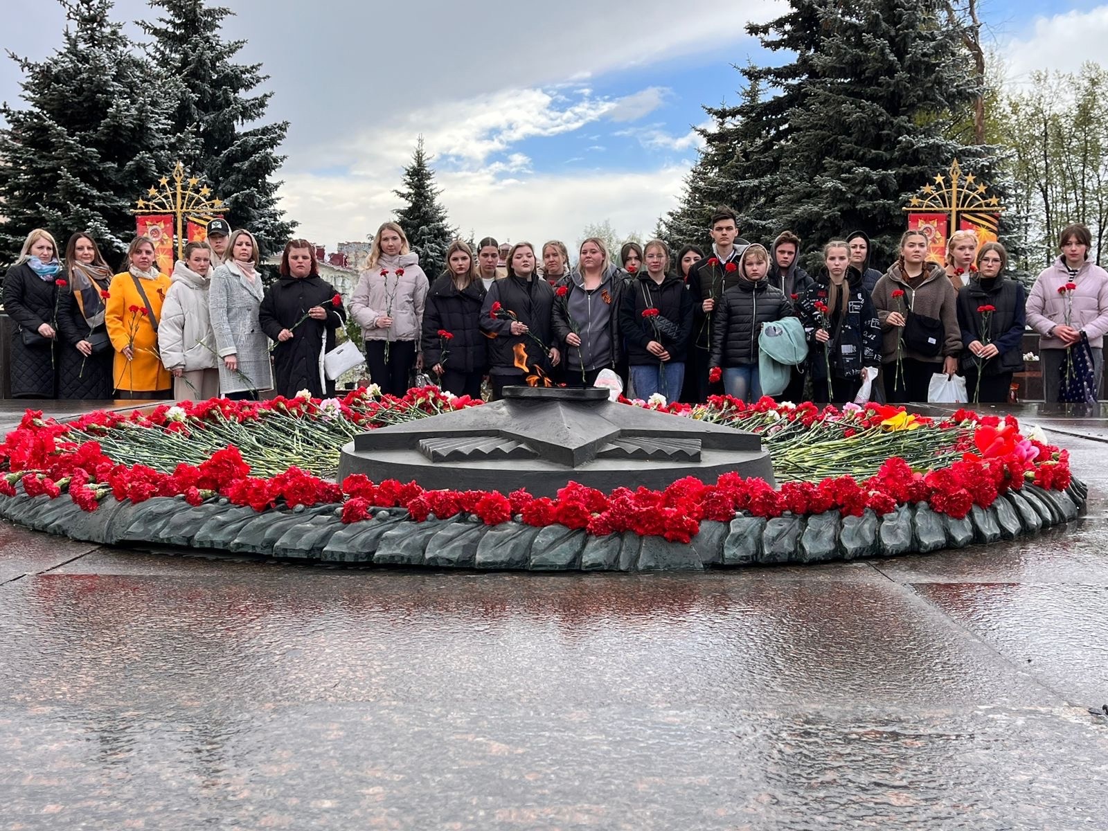 Обучающиеся филиала РГСУ в Клину возложили цветы к Вечному огню 